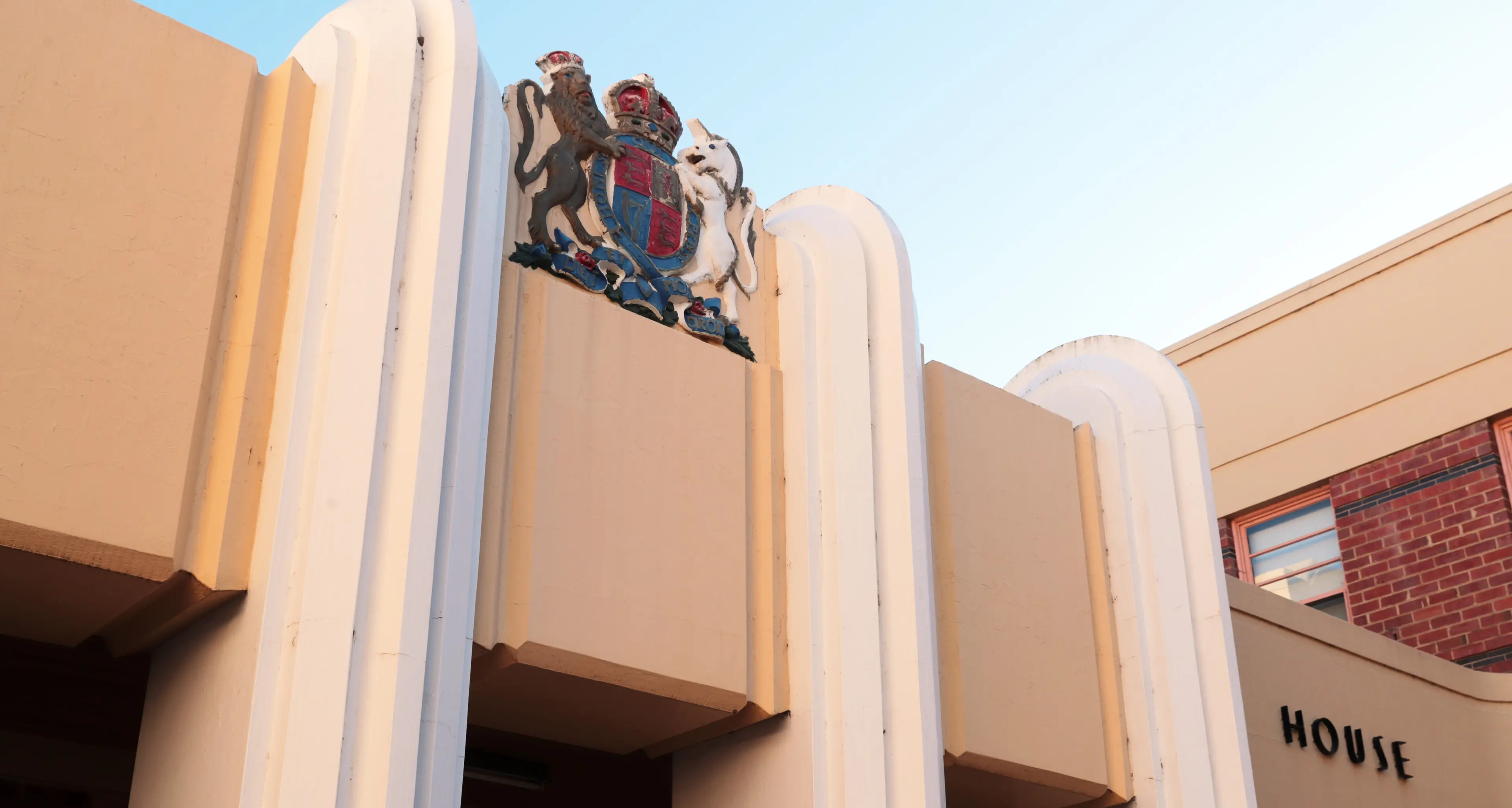 Man threatened car-load with L-plated driver with a knife