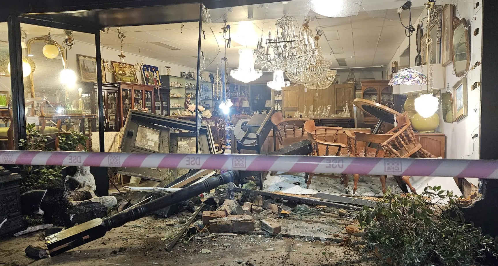 Driver ploughs through Myrtleford antique store